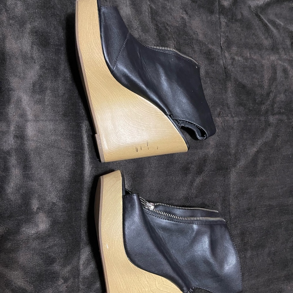 Vera Wang wedges size 9
